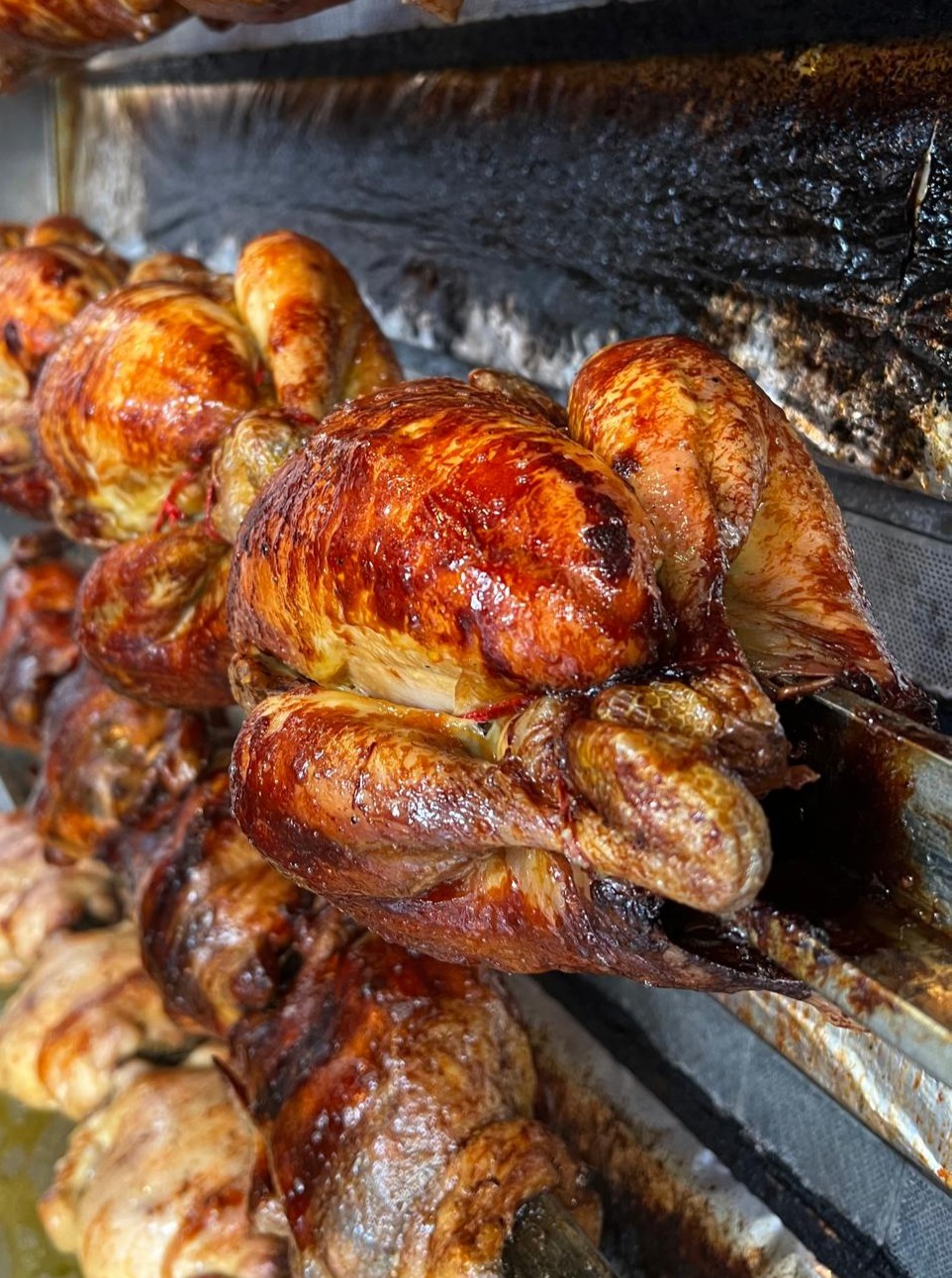 Poulet rôti doré et appétissant